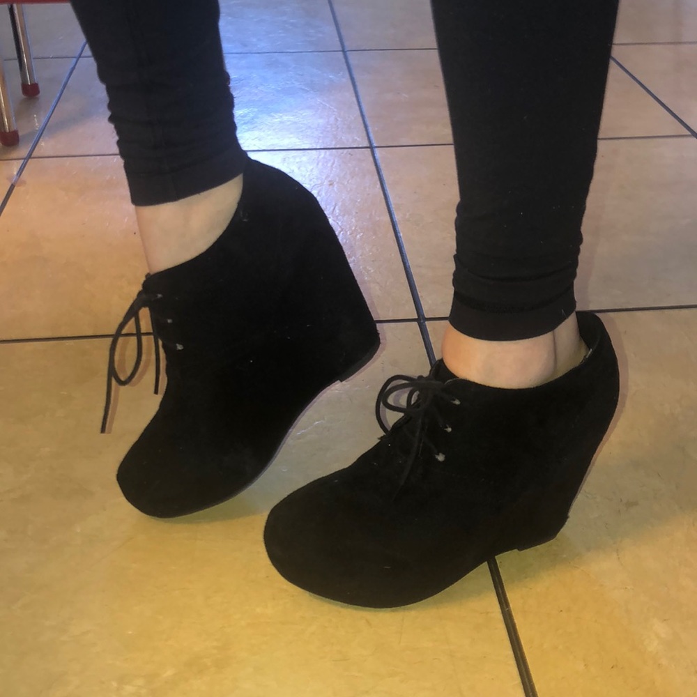 Black wedges
